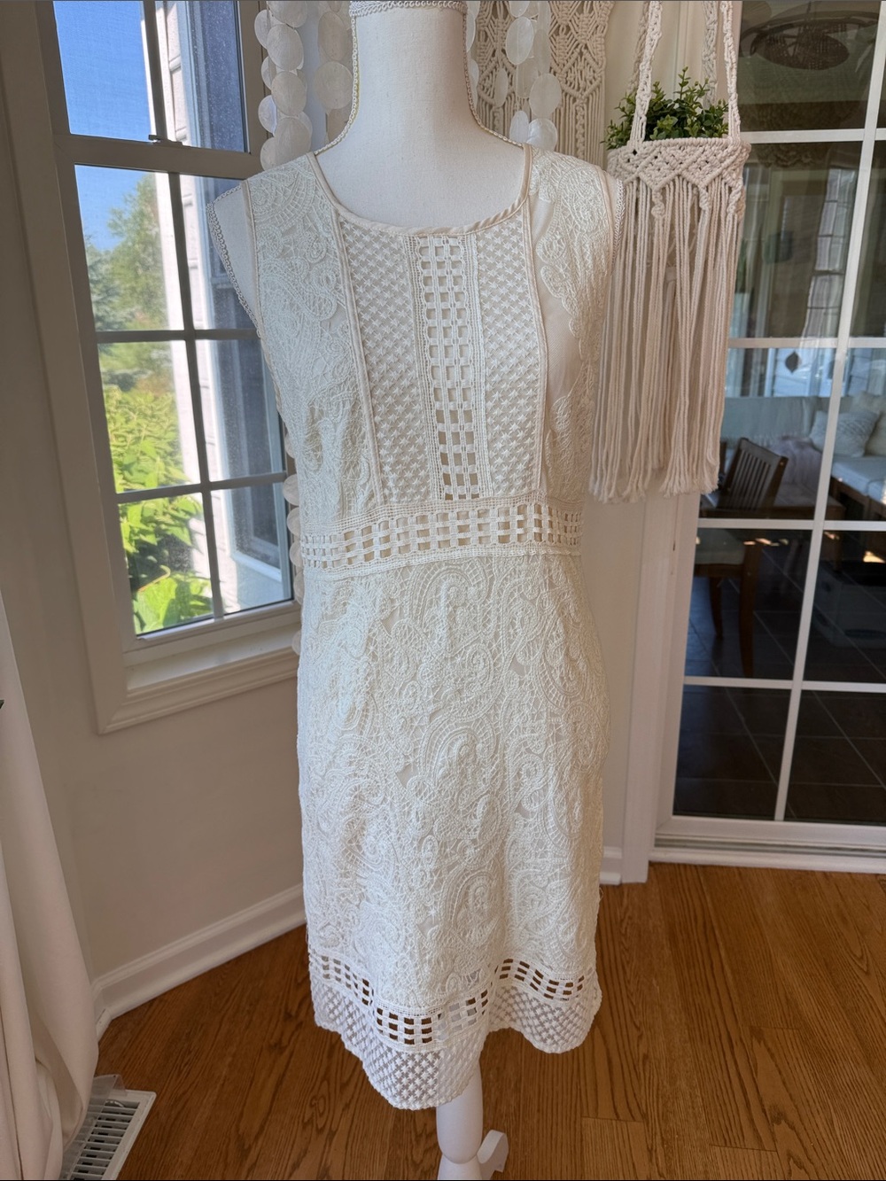 Women’s Cream Lace Sleeveless Dress size small bridal wedding